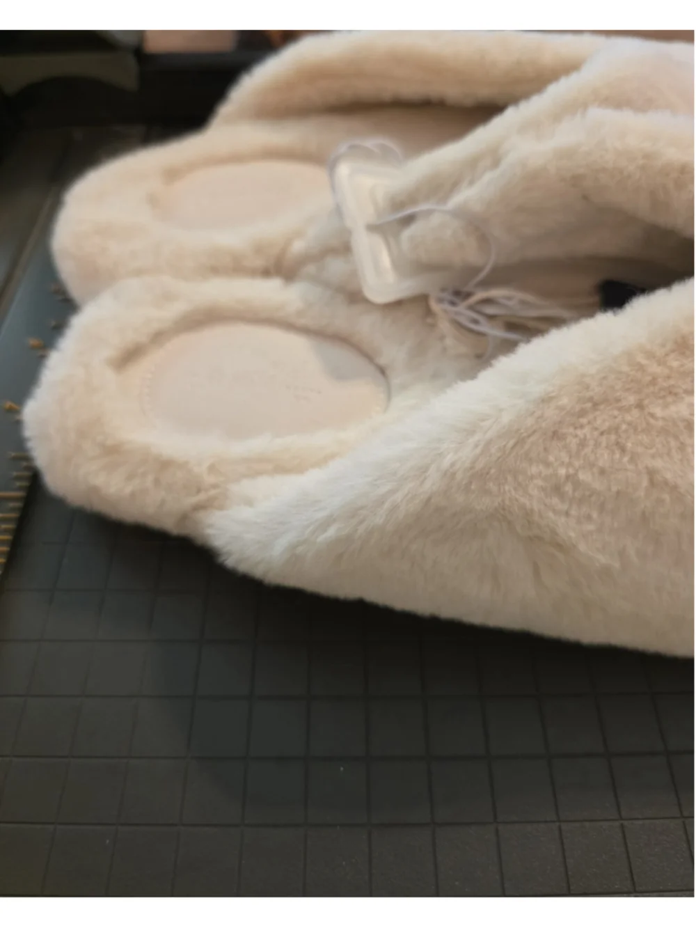 Universal Thread Women's Cream Fuzzy Slip-On Closed Toe Slippers Size 9 - Picture 10 of 10